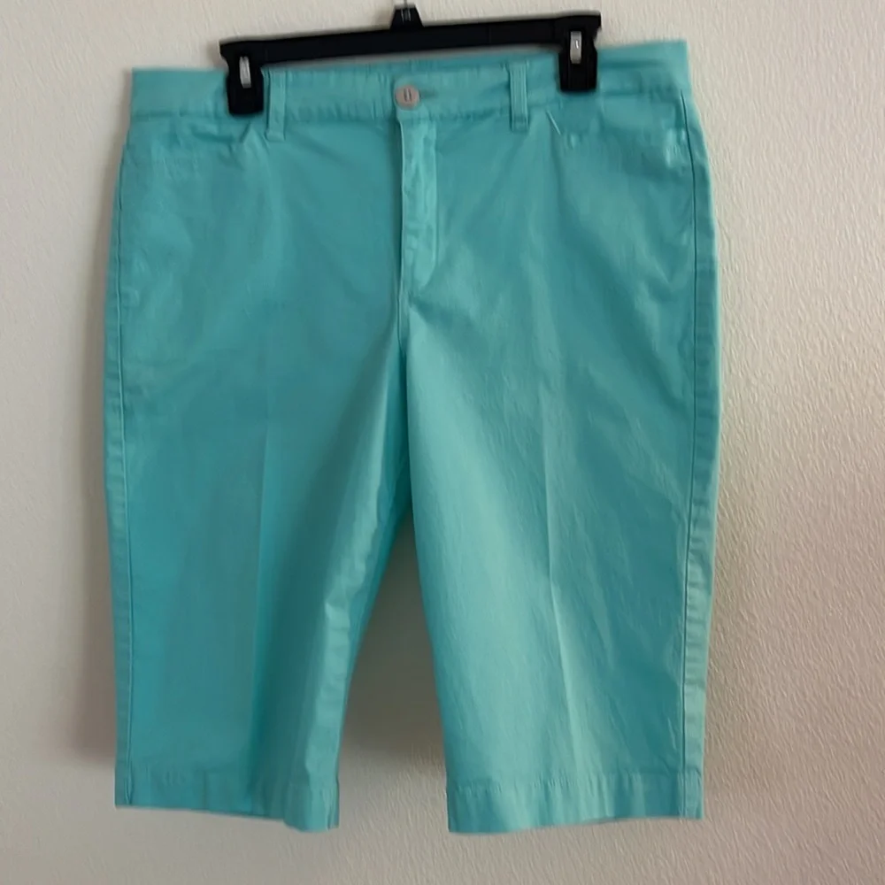 Bandolino Ladies below the knee shorts. Size 12. Aqua Green. 2 front pockets - Picture 3 of 6
